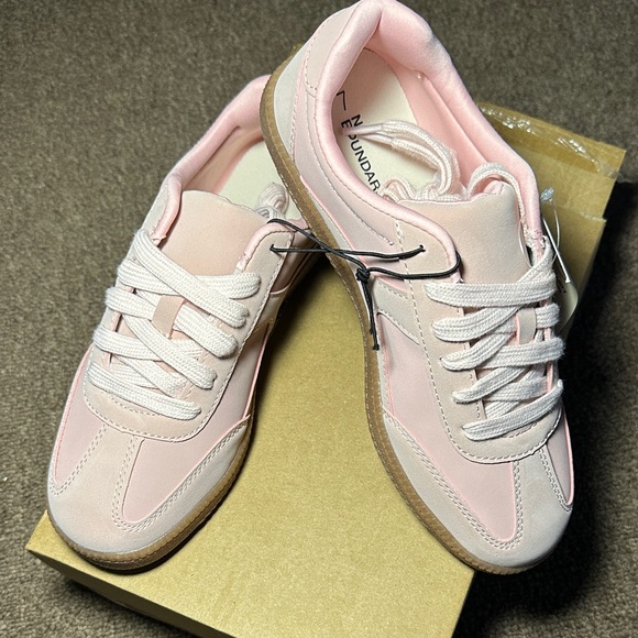 No Boundaries Light Pink Women's Lace-Up Athletic Sneakers - Picture 2 of 7